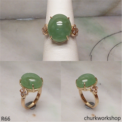 Light green jade cabochon ring 14K yellow gold