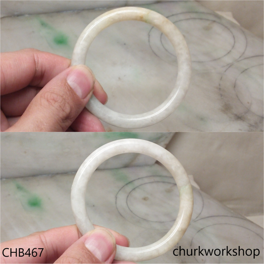 Pale yellowish jade bangle