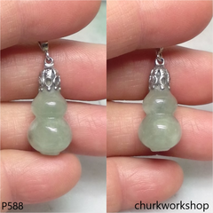 Light green jade gourd pendant