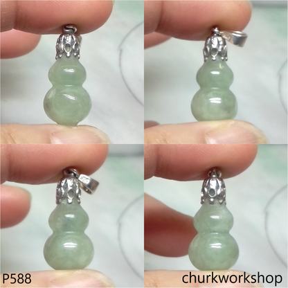 Light green jade gourd pendant
