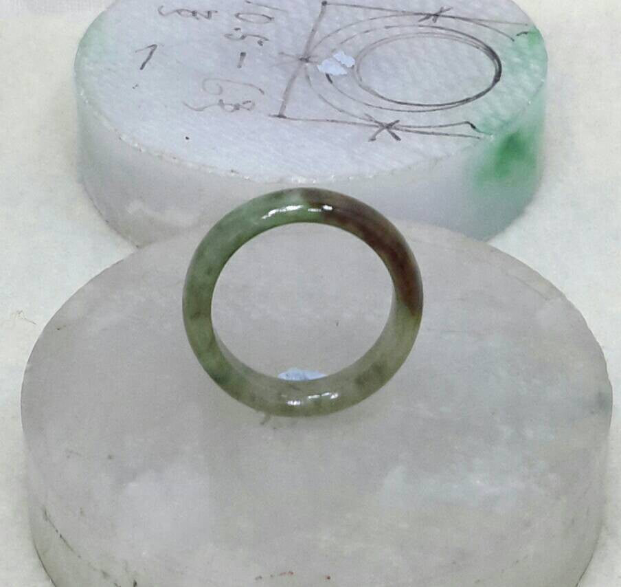Multi-color pinkie jade band